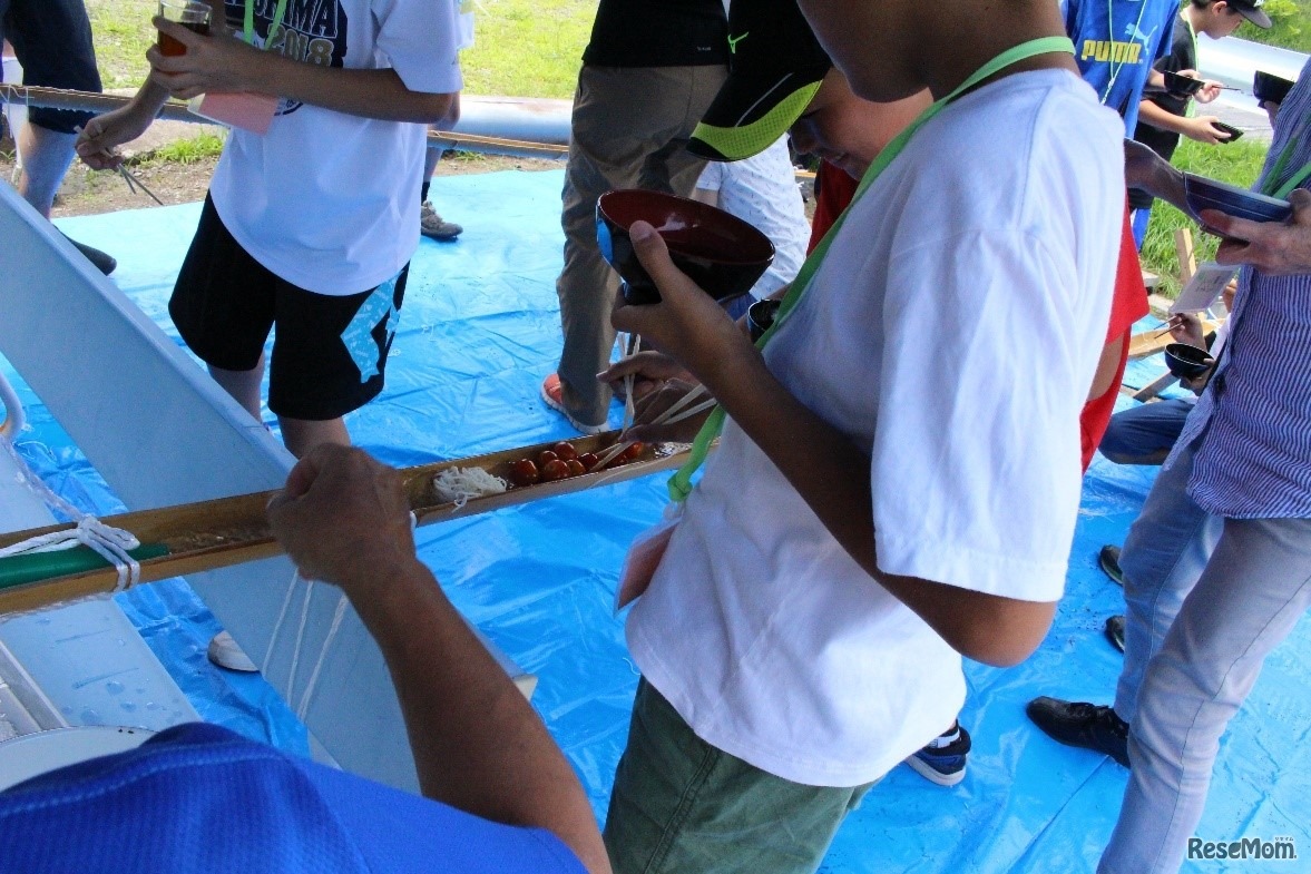 大人気のミニトマト。箸でせきとめている子もいた。しかしこの後、せきとめたトマトをほかの子がとっていき、みんなで大笑い