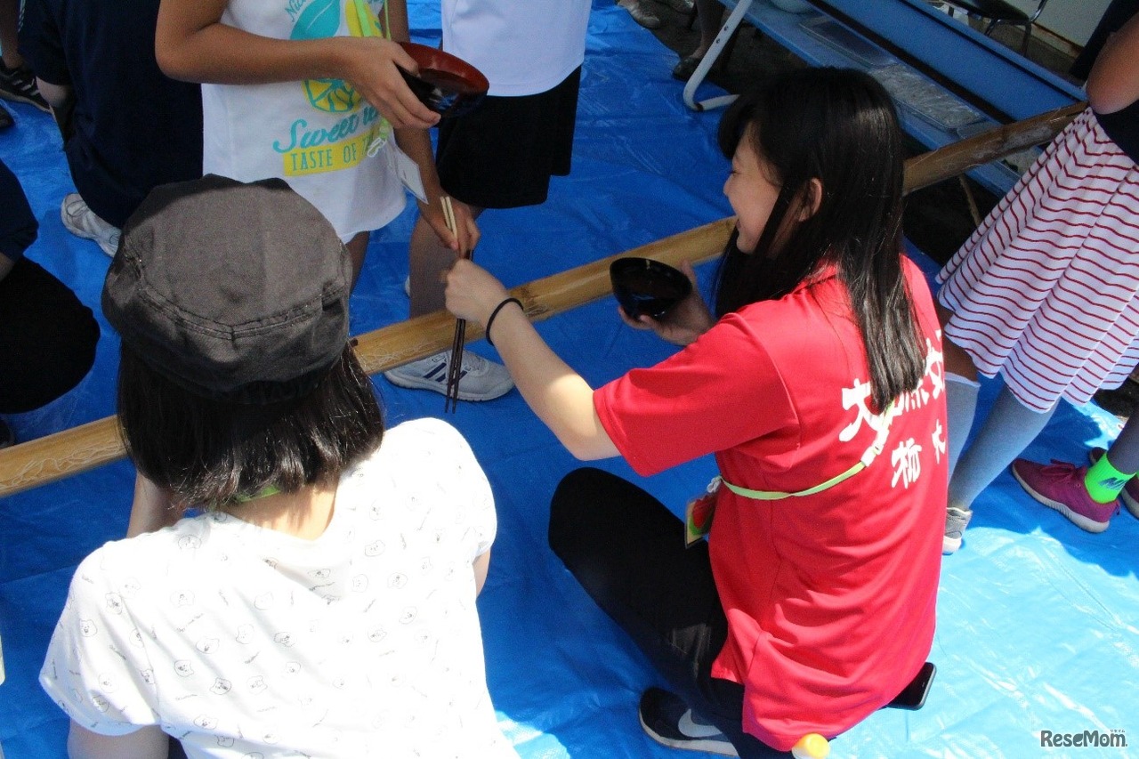 子どもたちにとってはお姉さん、お兄さんにあたる大学生もスタッフとして参加