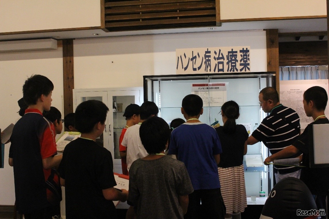 博物館学芸員の方が、ハンセン病を治す薬について説明