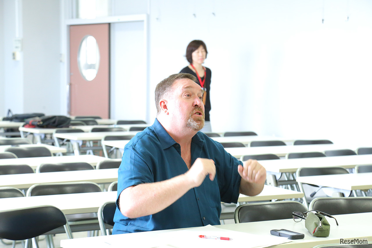 「English Speech Contest」のリハーサルでアドバイスするネイティブティーチャー