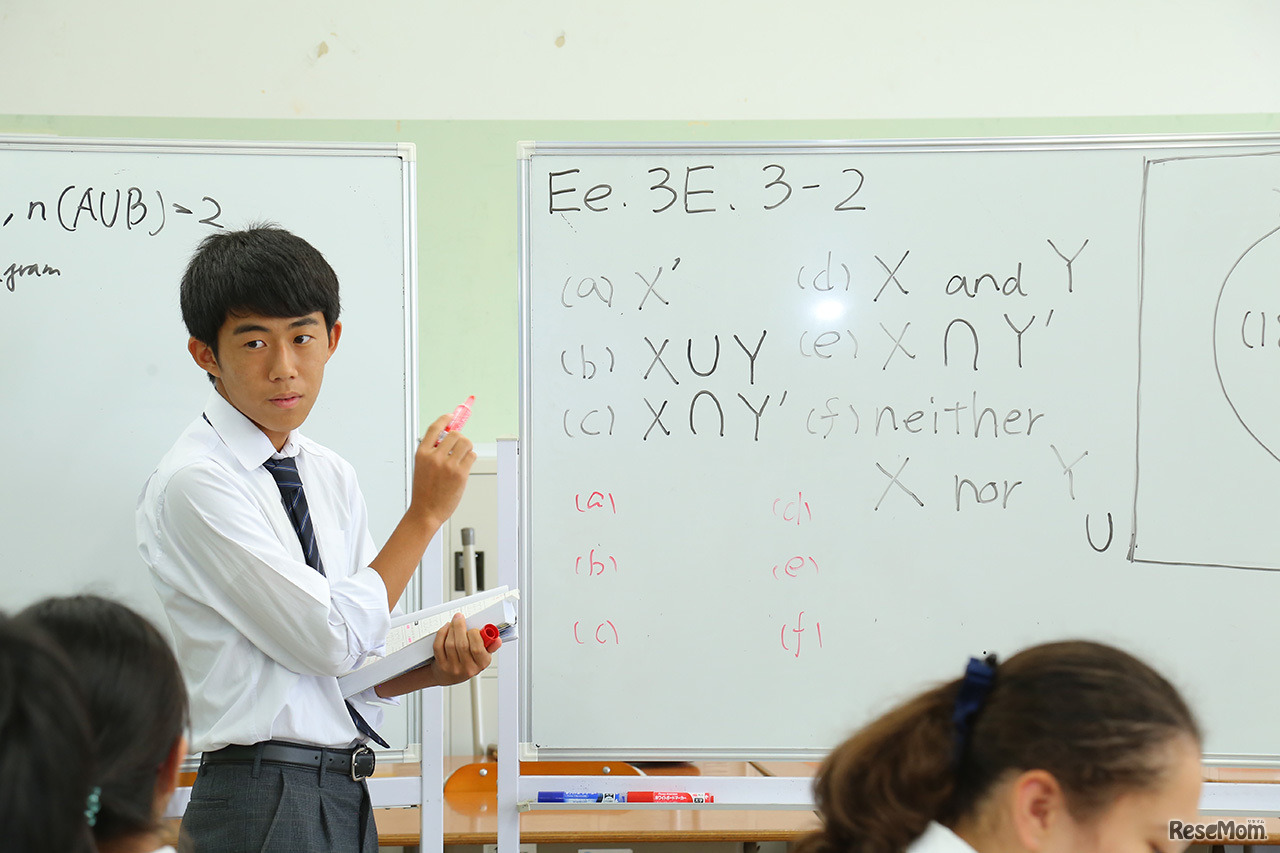 数学の授業（IBコース）。生徒が授業を進めている