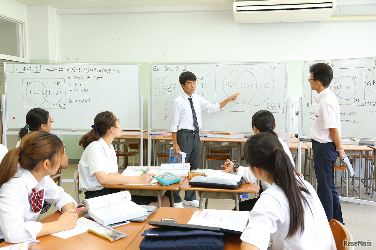 数学の授業（IBコース）。生徒が授業を進めている