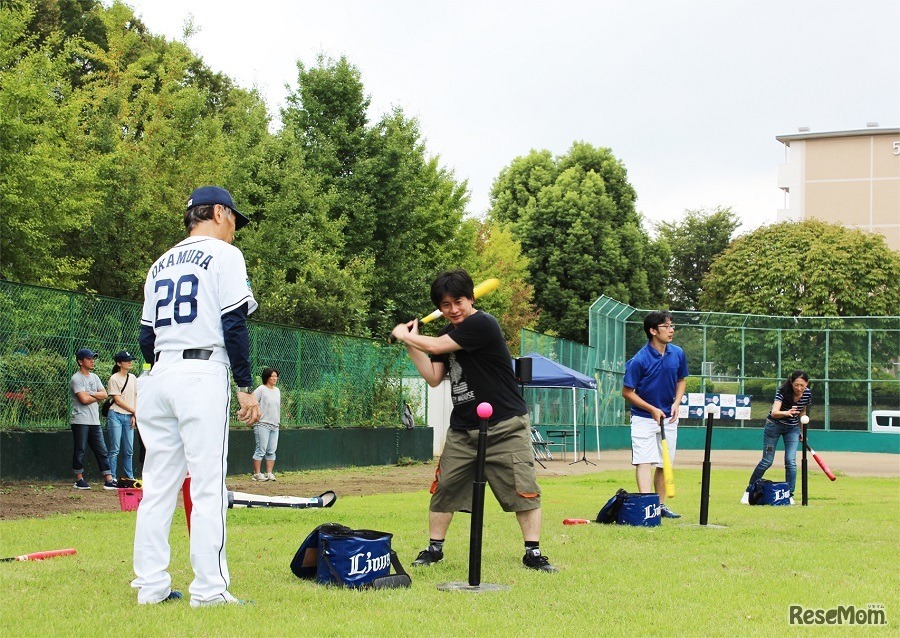 親子で参加できるので、大人も一緒にキャッチボールを楽しめる