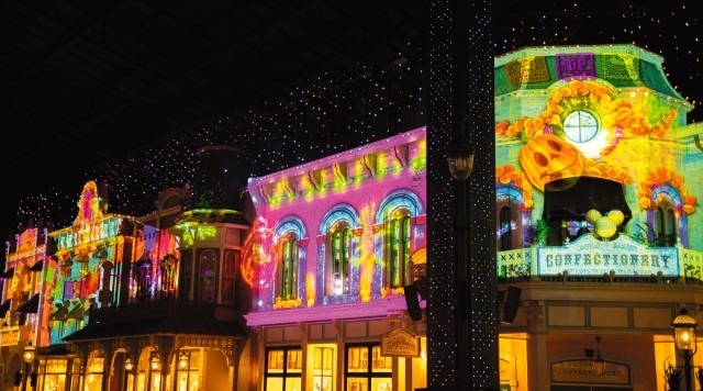 思わず立ち止まって見入っちゃう☆ハロウィーン期間限定夜の環境演出 (C) Disney