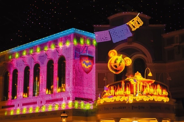 思わず立ち止まって見入っちゃう☆ハロウィーン期間限定夜の環境演出 (C) Disney