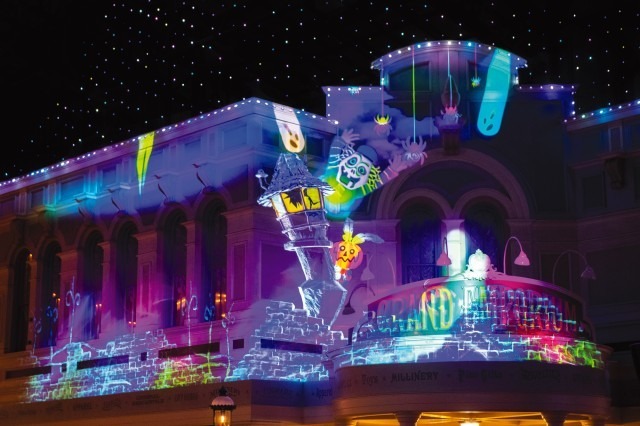 思わず立ち止まって見入っちゃう☆ハロウィーン期間限定夜の環境演出 (C) Disney