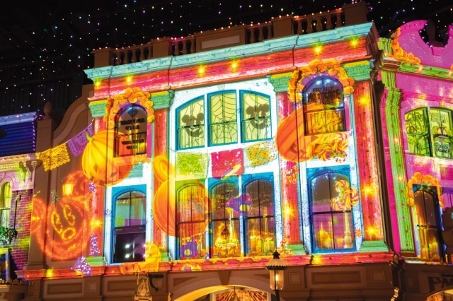 思わず立ち止まって見入っちゃう☆ハロウィーン期間限定夜の環境演出 (C) Disney