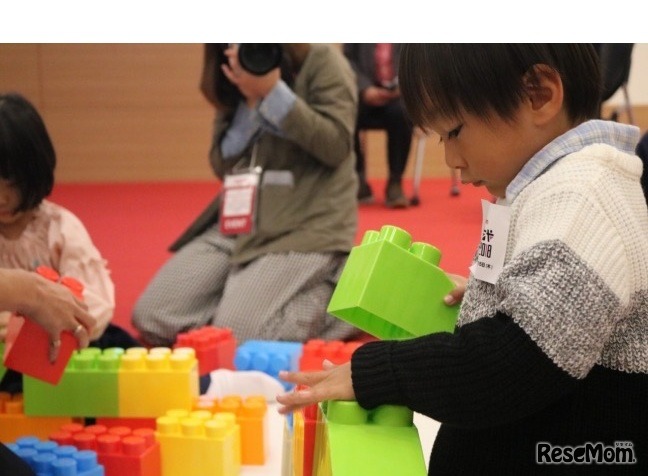 2018年受賞商品で遊ぶ子どもたちのようす