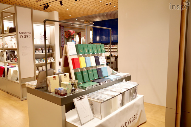 いちばん手前のテーブルの上にあるハンギングフォルダーに注目