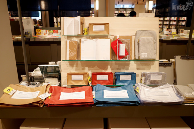 事務用連絡ケースを現代風にアレンジしたクラシカルポーチなど、新旧が融合するアイテムが並ぶ