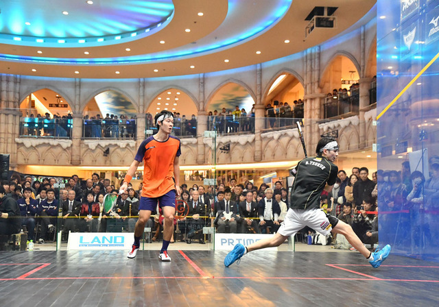 360度から観戦できる4面ガラス張りコートで「全日本スカッシュ選手権大会」を開催