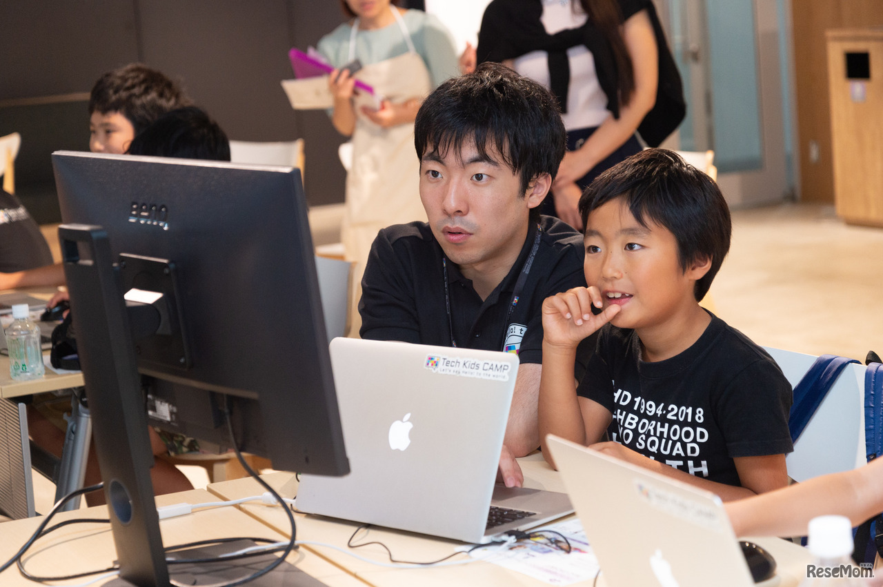 親子体験会では、アイケアモニターでプログラミングに挑戦した。「家にも大きなモニターがほしい」という息子のリクエストに応え試してみることに