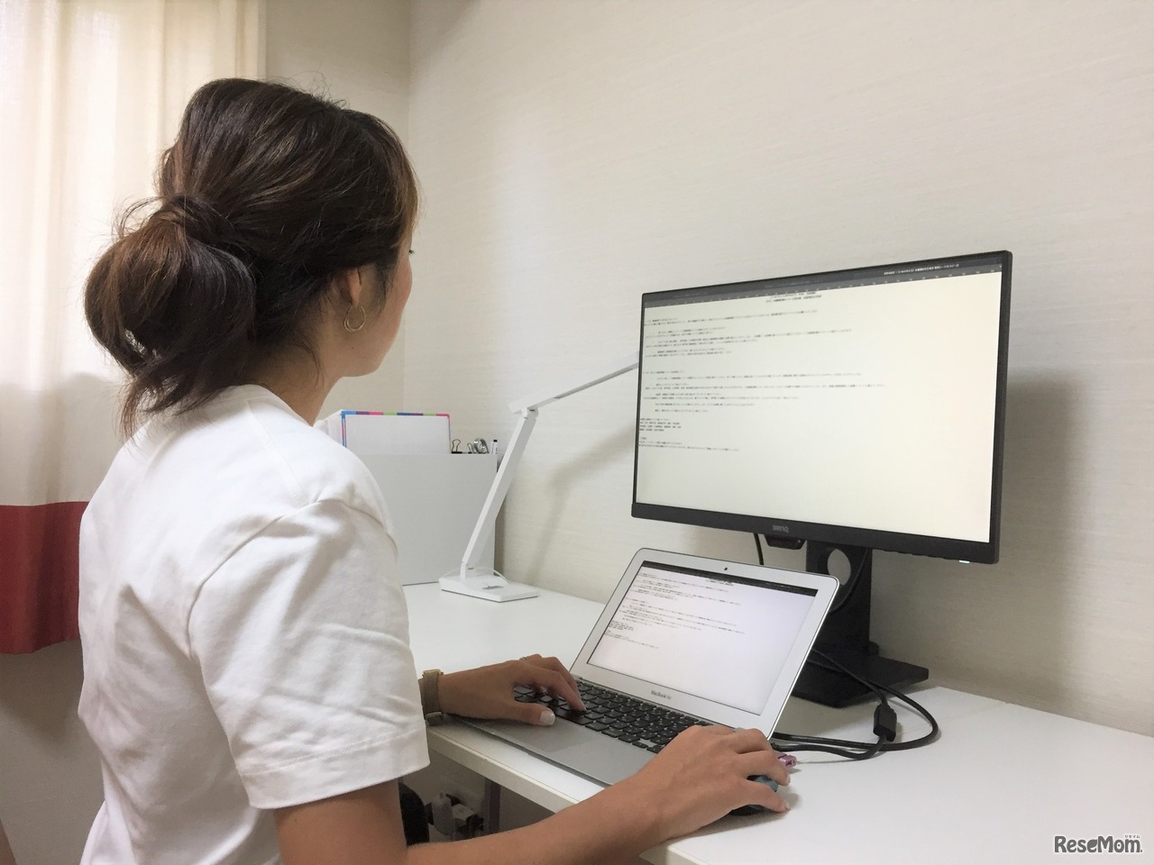 小さい画面を見ながら原稿をタイプするよりも、文字が大きく見やすいので作業も快適に進む