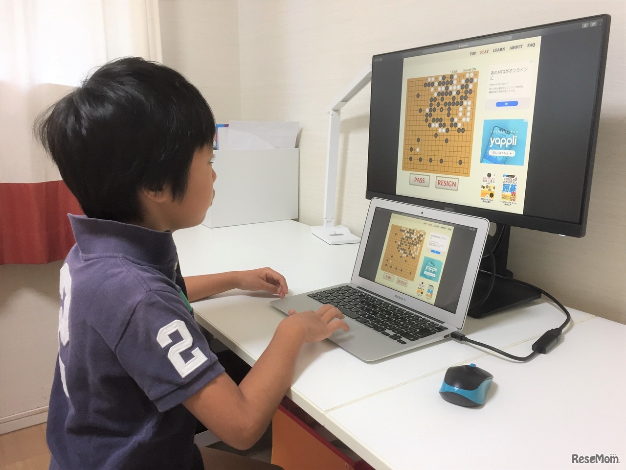 対局中はずっと画面とにらめっこ。自分の背丈に合った高さのモニターを使うことで、姿勢がよくなることが一目瞭然