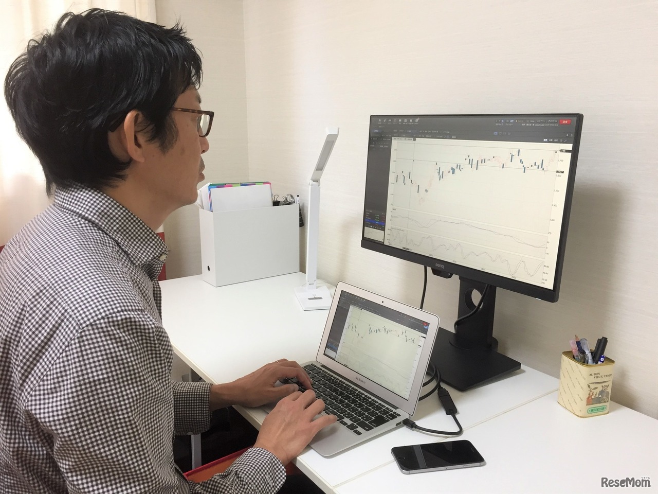 夫も使ってみることに。モニターは上下14cmの高さ調節が可能なので、子どもにも夫の身長にも合わせられる。家族みんなで使えるのがうれしい