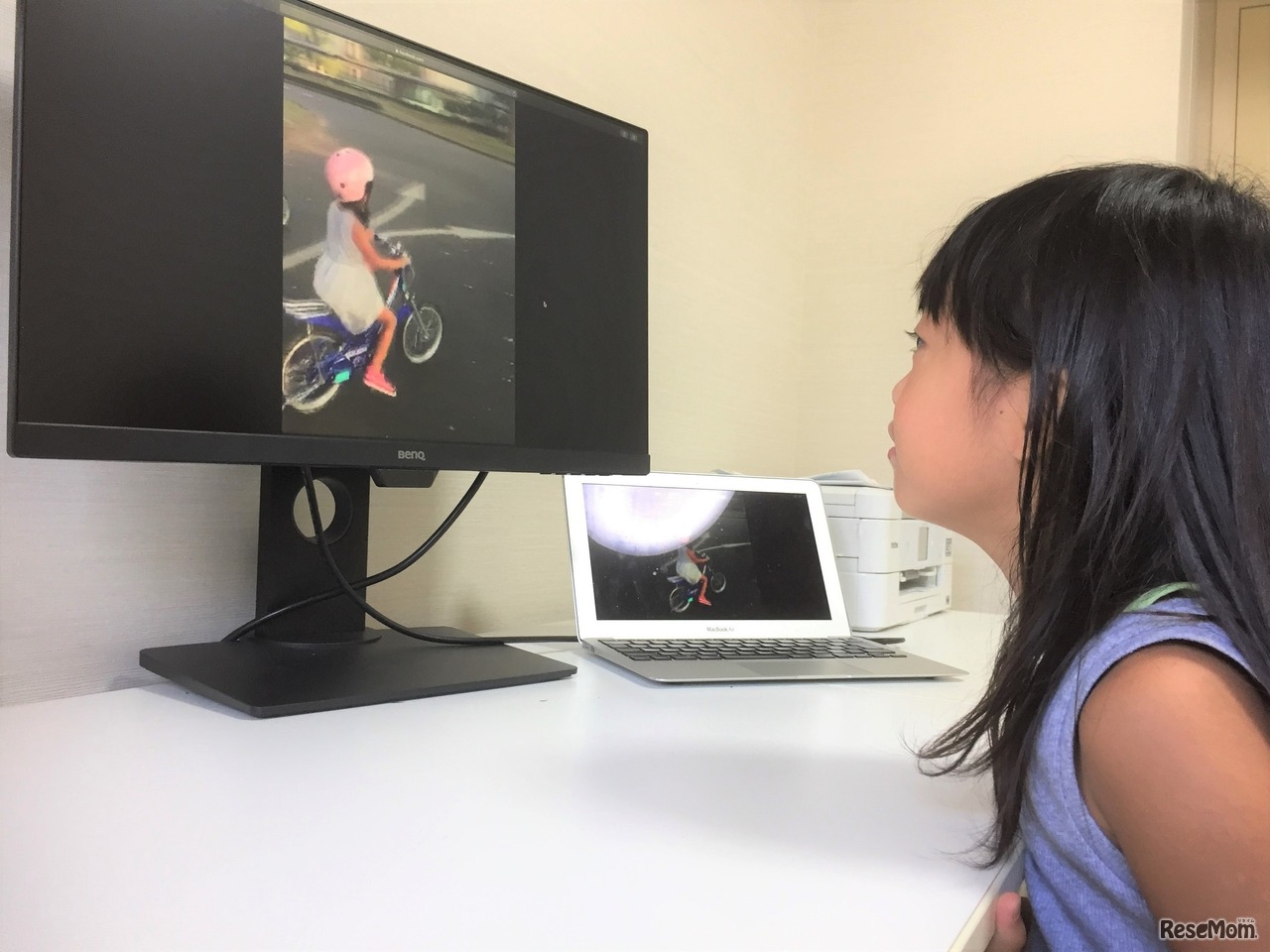 スマートフォンの小さい画面をのぞき込むよりも、大きな画面で見る方が動画やアニメも断然見やすい