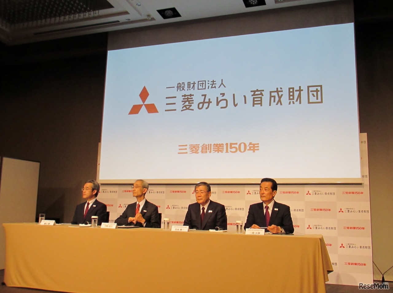 質疑応答に対応する登壇者4名（三菱みらい育成財団 設立発表会）