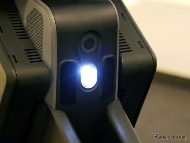 夜間監視のためにLEDライトを装備する