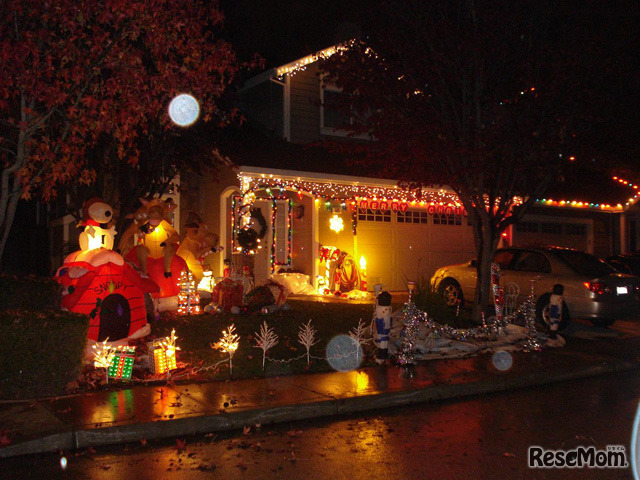 夜目にも衝撃的なPiatti家、渾身のライトアップ。ライティングにあわせてクリスマスミュージックも夜通し流れている