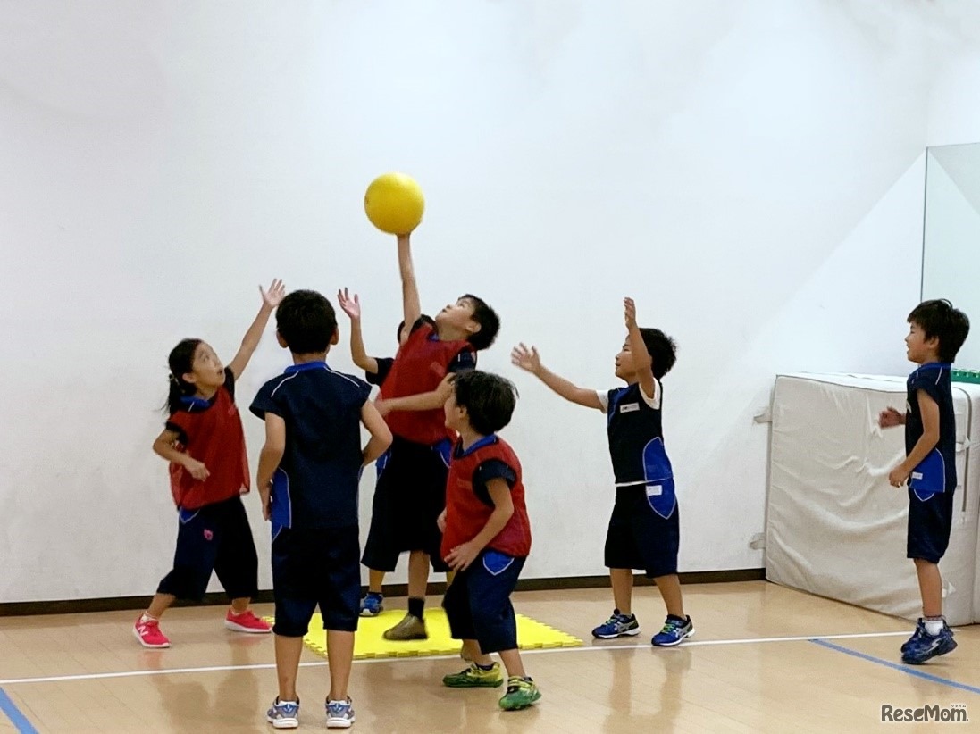 「忍者スキルドリル」のレッスン風景（バスケットボールのボールを捕るテクニック）