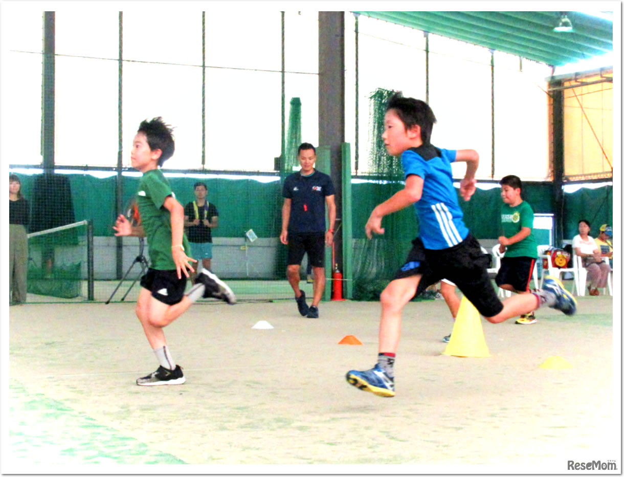 T&F.net KOBE 野口研治トレーナーとITCテニススクールのコラボ企画 「走り方教室」のようす