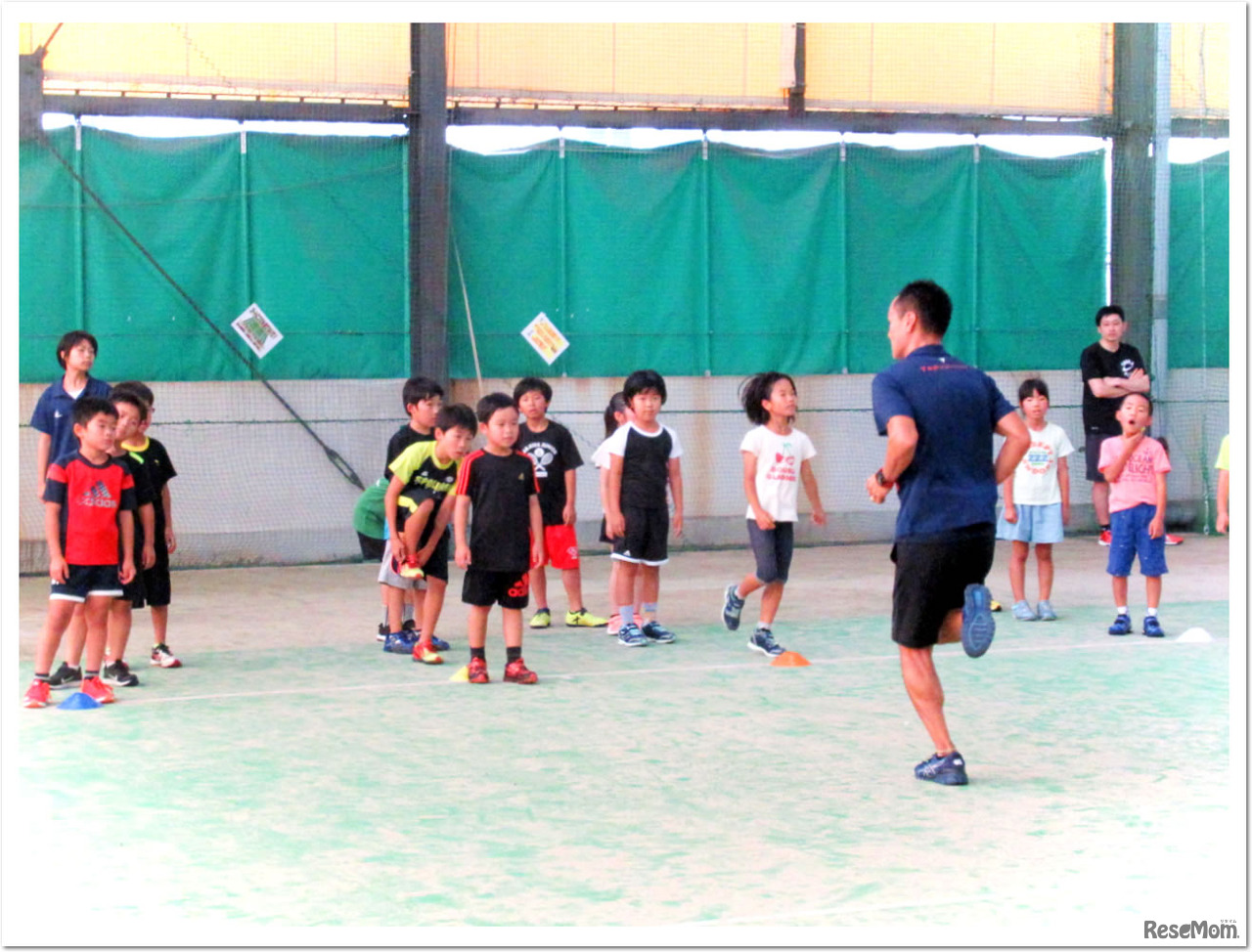 T&F.net KOBE 野口研治トレーナーとITCテニススクールのコラボ企画 「走り方教室」のようす