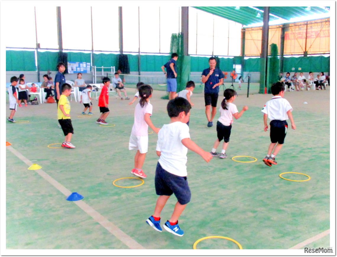 T&F.net KOBE 野口研治トレーナーとITCテニススクールのコラボ企画 「走り方教室」のようす