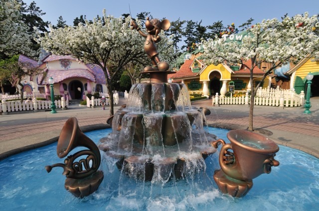 長時間長蛇の列を回避！(C) Disney