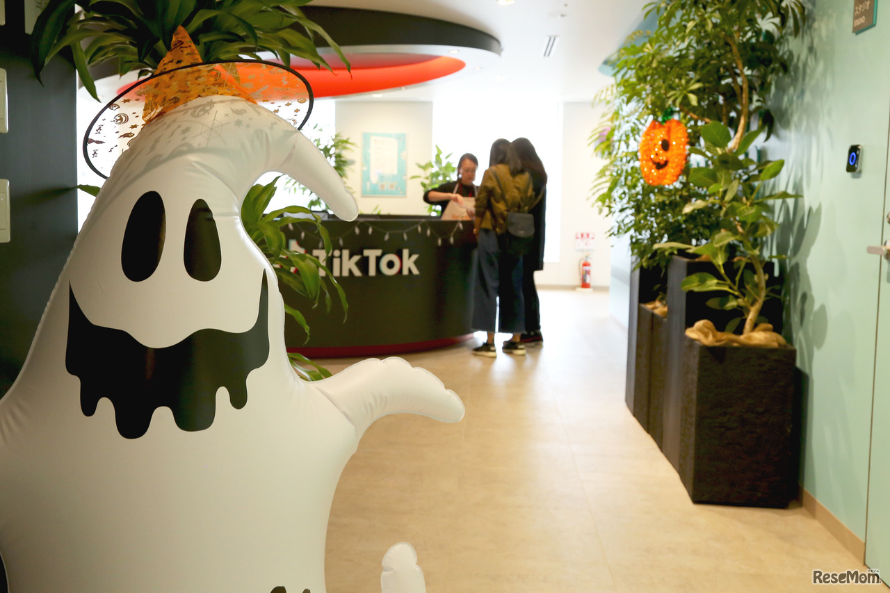 TikTokオフィスの受付もハロウィンの飾り付け