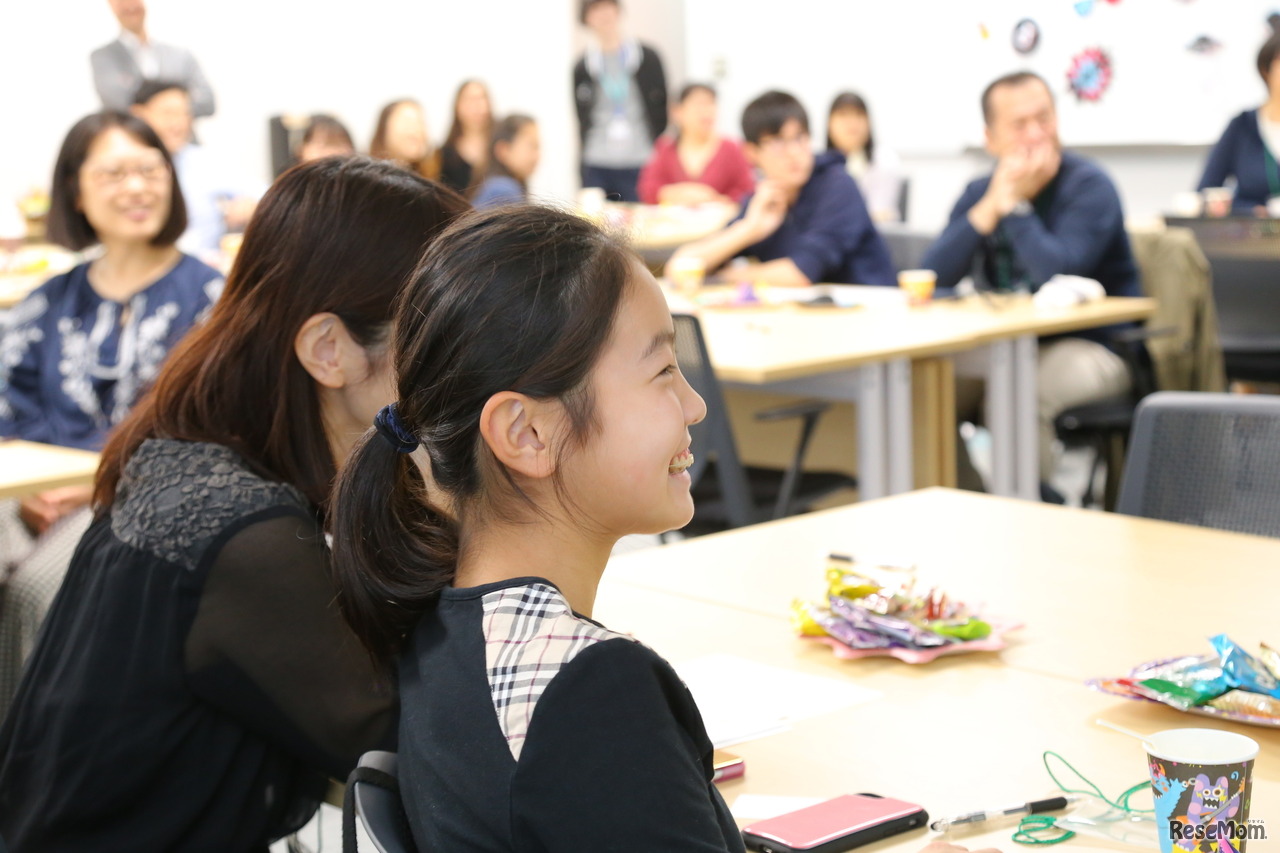 面白いものから、実は学習に役立つ面白いショートムービーも。会場には親子の笑顔があふれた