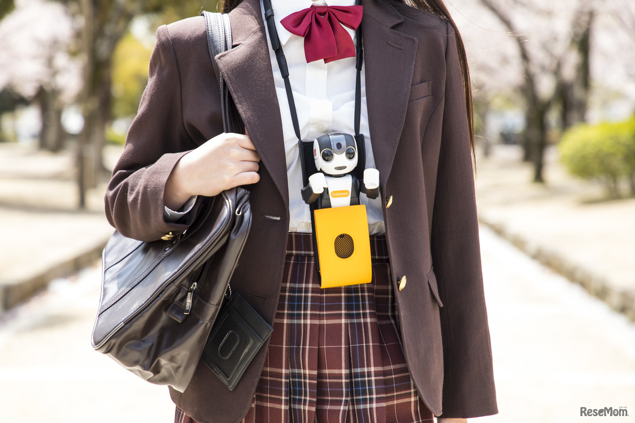 モバイル型ロボット「RoBoHoN（ロボホン）」を活用した教育旅行プログラム「ロボ旅＠教育旅行」（イメージ）