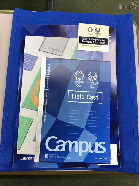 【FieldCast研修に潜入】　当日配布の研修セット（ステッカー、FieldCastノート、ノート用紙ケース、テキスト、特製バッグ）