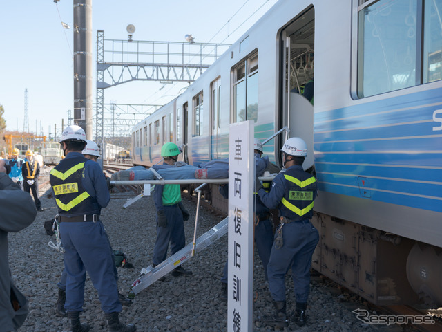 重傷者については、消防隊員が到着次第、担架によって運び出される。