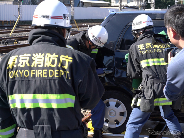 衝突した自動車の扉が開かない場合は、油圧スプレッダーを使用して扉をこじ開ける。