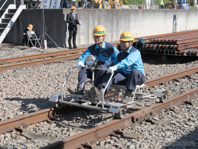レールスター（軌道自動自転車）と呼ばれるエンジン付きの乗り物は、被害状況調査などに使われる。