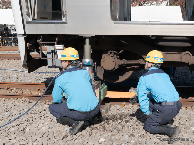 列車の先頭部分の車輪が破損したという設定のため、ジャッキによって持ち上げられ、搬送台車（オレンジ色の部分）の上に車輪を乗せる。