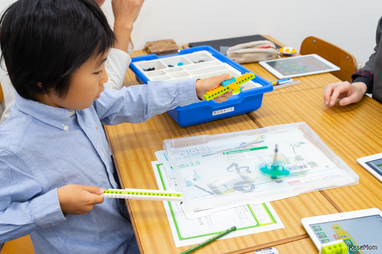 作ったコマをさっそく回してみた。「回った！！」と嬉しそう。回転する時間の計測・記録も行う