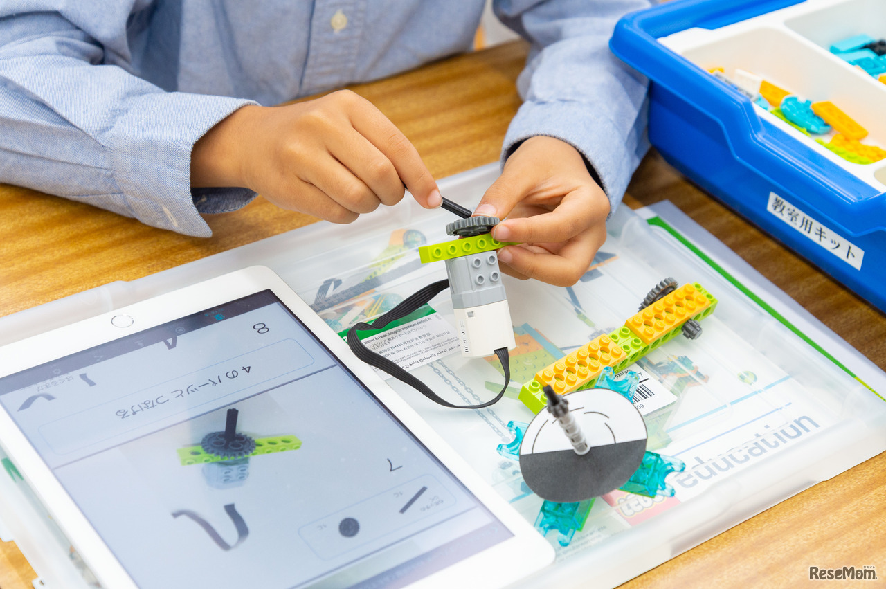 センサーの取り付け方など、少し難しい箇所もあったが、ていねいに教えてもらいながら作り上げた。モーター類を装着すると一気にロボットらしくなっていく