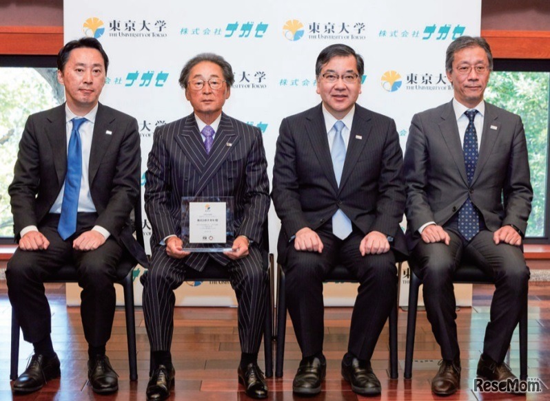 左からナガセの渋川専務執行役員、永瀬代表取締役社長、東京大学の五神総長、藤井理事・副学長