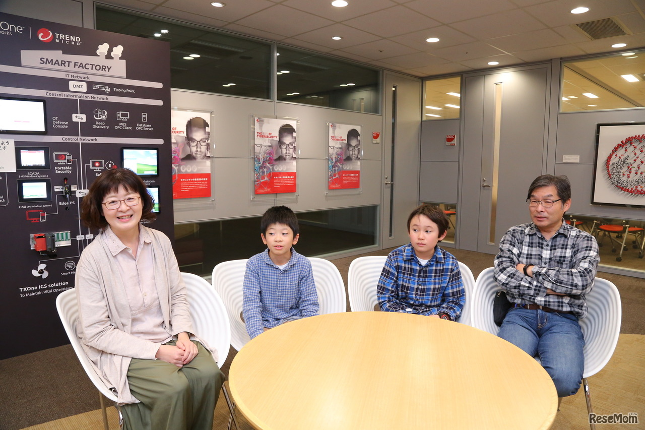 左よりHさん（母）Mくん（小学3年生）親子、Yくん（小学4年生）Kさん（父）親子