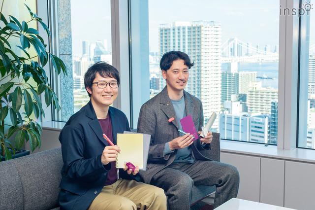 左から、府川大吾さん（開発本部 デザインセンター）、コクヨ 藤谷慎吾さん（開発本部 クリエイティブプロダクツ開発部）