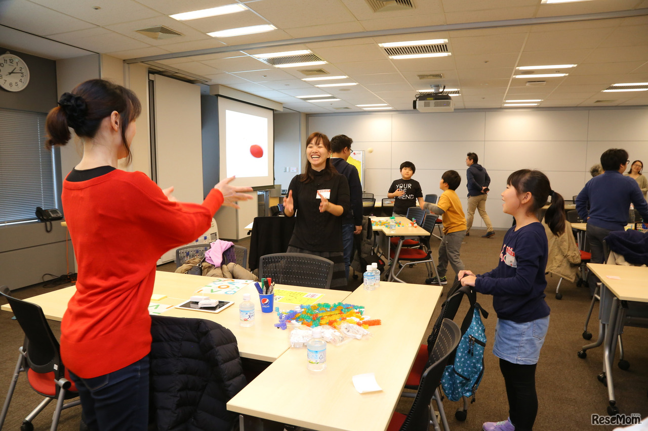 名前を呼び合いながらボールを渡すとみんな笑顔に