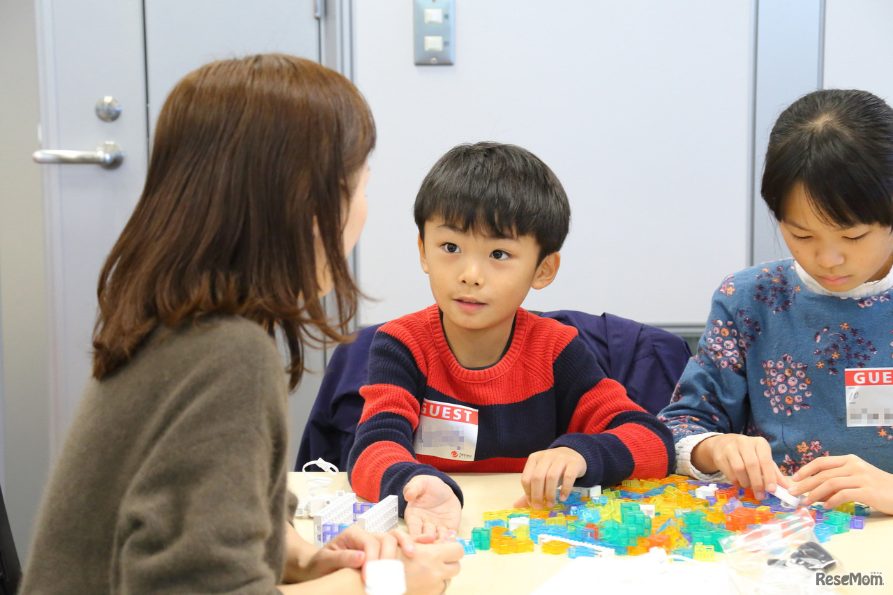 子どもたちはカラフルなブロックが大好き。ワークショップ開始前から夢中になって組み立てる子どもたちの姿もあった