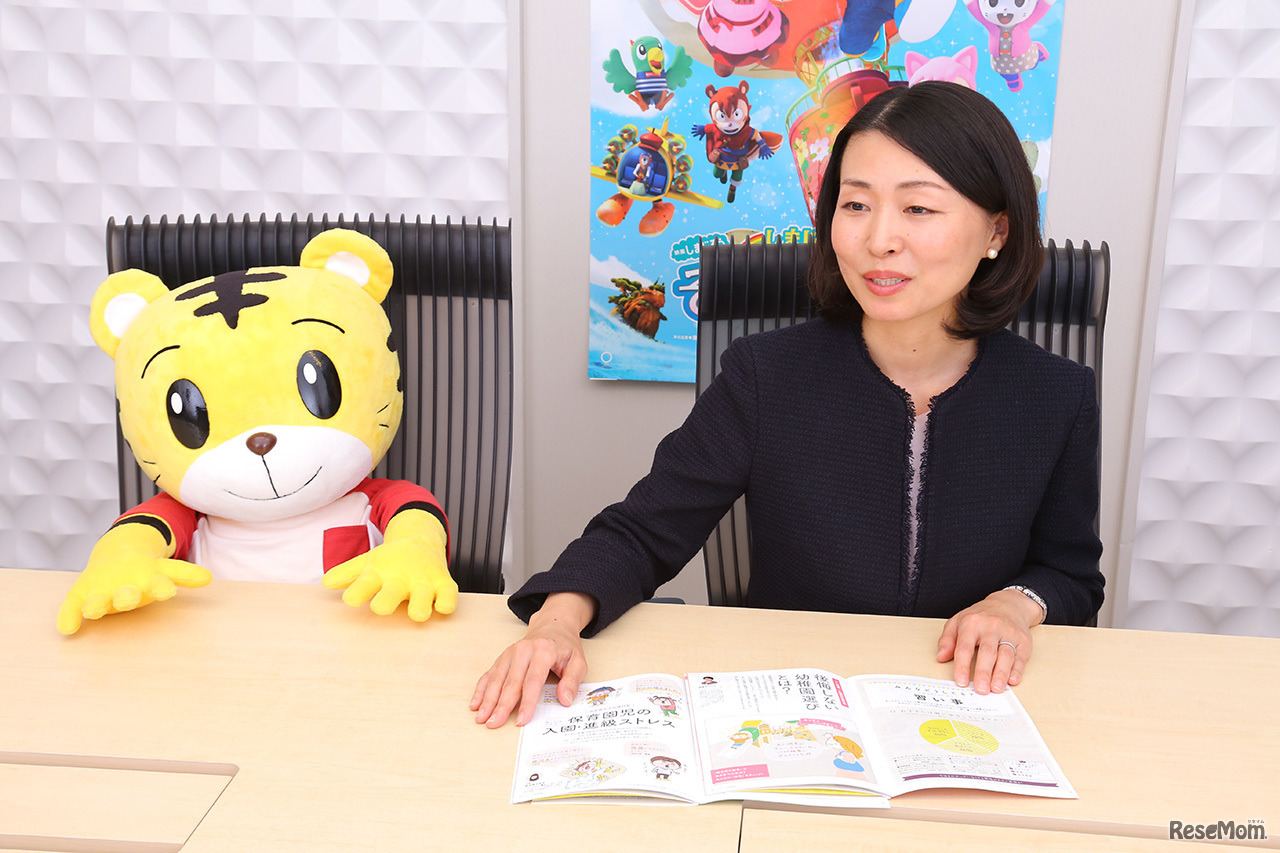 「保護者向け冊子」について説明する橋本さん