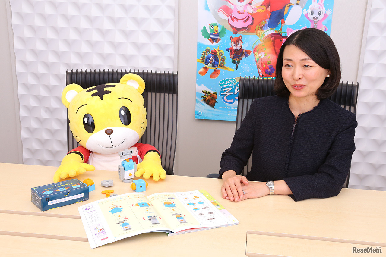 へんしんロボキットに挑戦するしまじろう