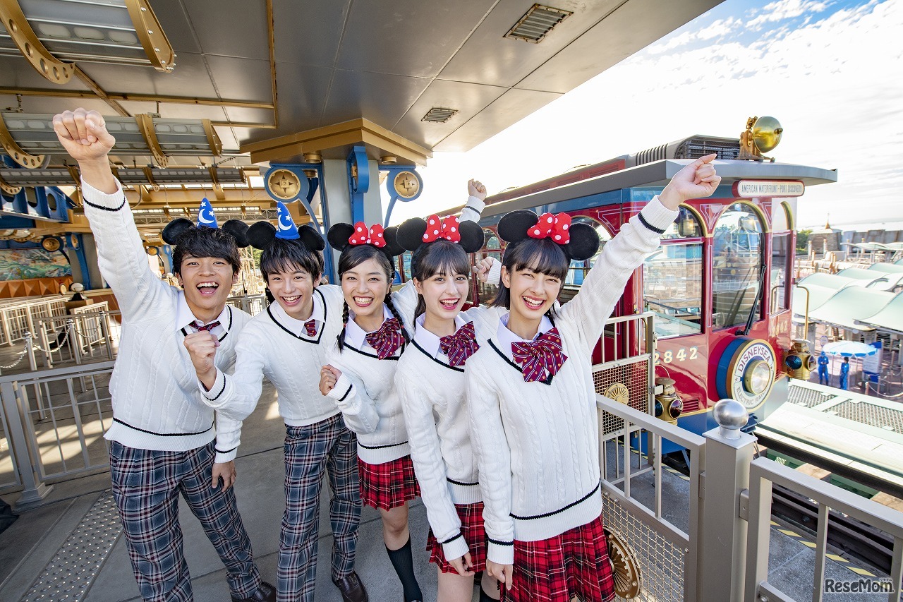 「ディズニーシー・エレクトリックレールウェイ」 フォトスポット（写真はイメージ）　(c) Disney