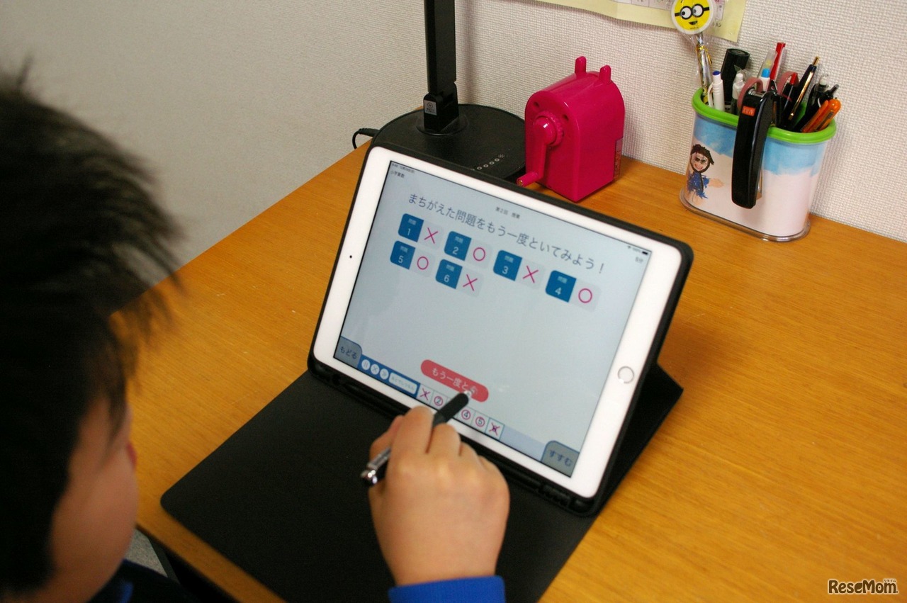 タブレットで算数を学習中