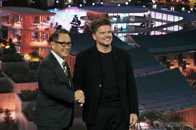 フォトセッションに応じる豊田章男社長(左)と、ビャルケ・インゲルス氏