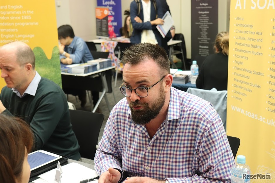 大学から教授が来日するフェアのようす