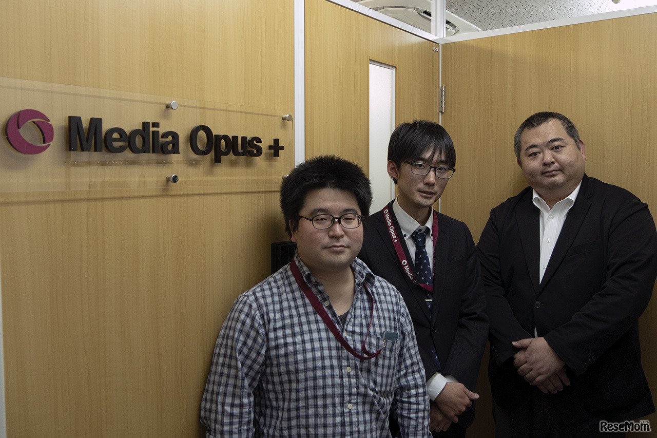 映像制作を担当するMOPの出井チーフ（左）岡本マネージャー（中）、圓林COO（右）とスタッフ